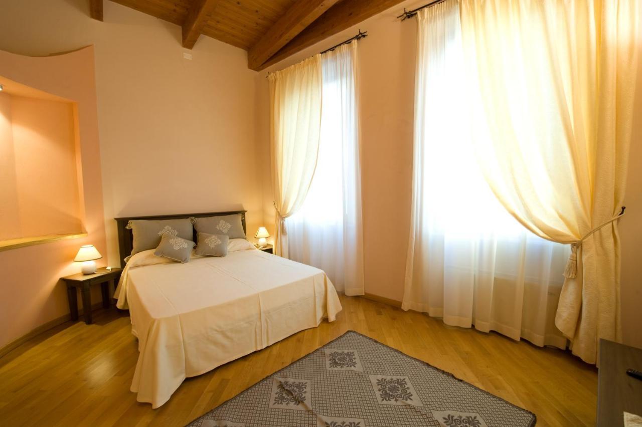 סאסארי Piazza Azuni 18 Guest House מראה חיצוני תמונה