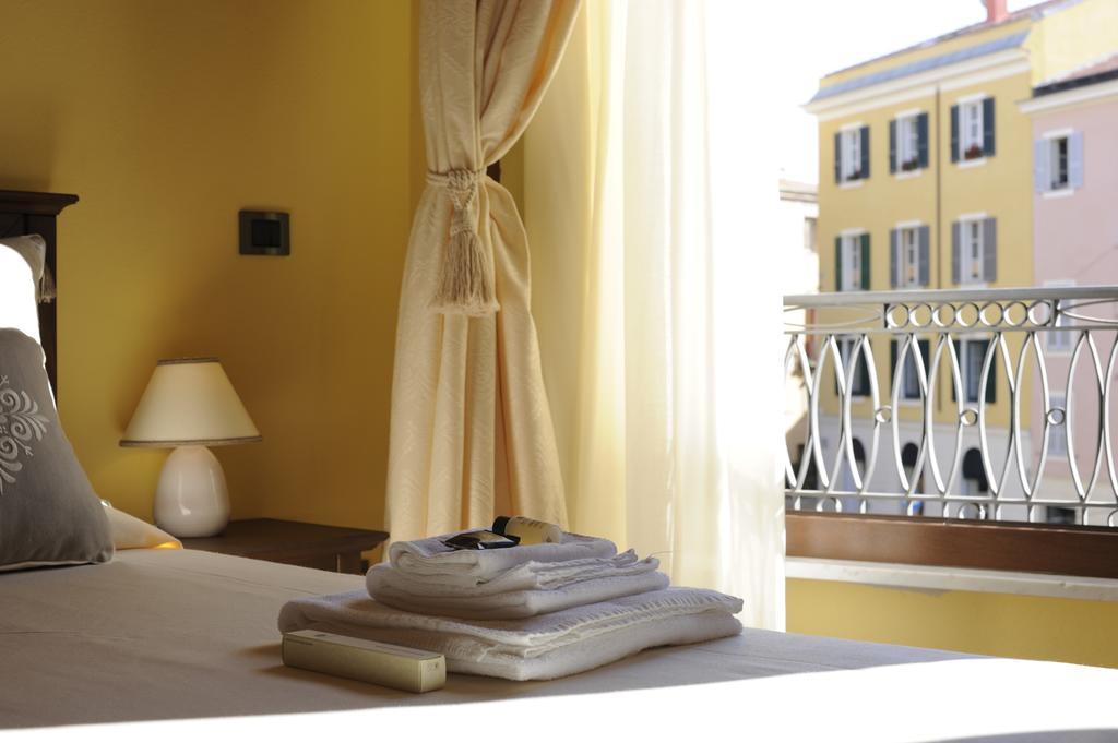 סאסארי Piazza Azuni 18 Guest House מראה חיצוני תמונה