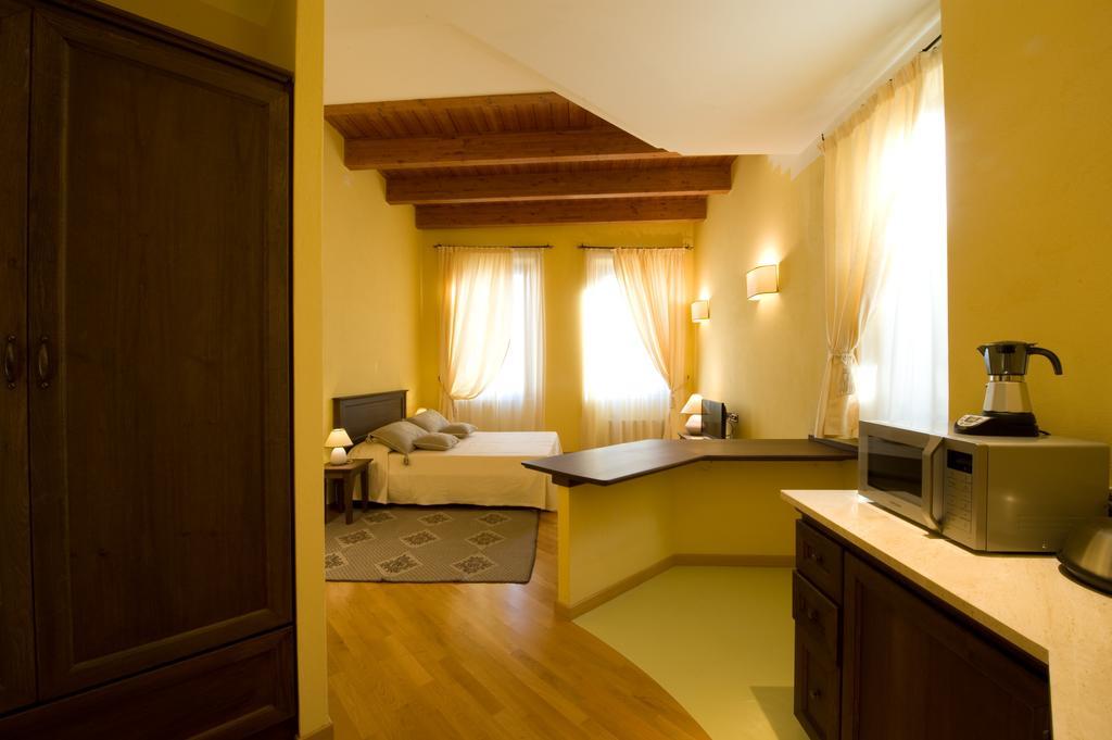 סאסארי Piazza Azuni 18 Guest House חדר תמונה