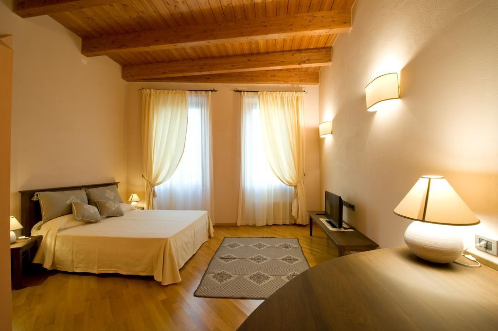 סאסארי Piazza Azuni 18 Guest House חדר תמונה