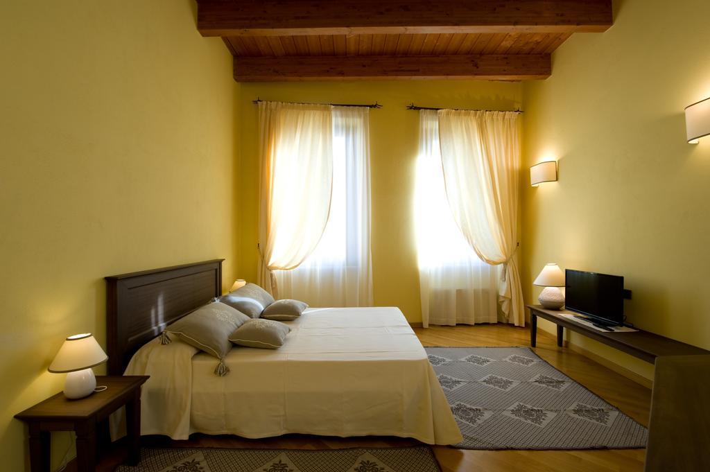 סאסארי Piazza Azuni 18 Guest House חדר תמונה